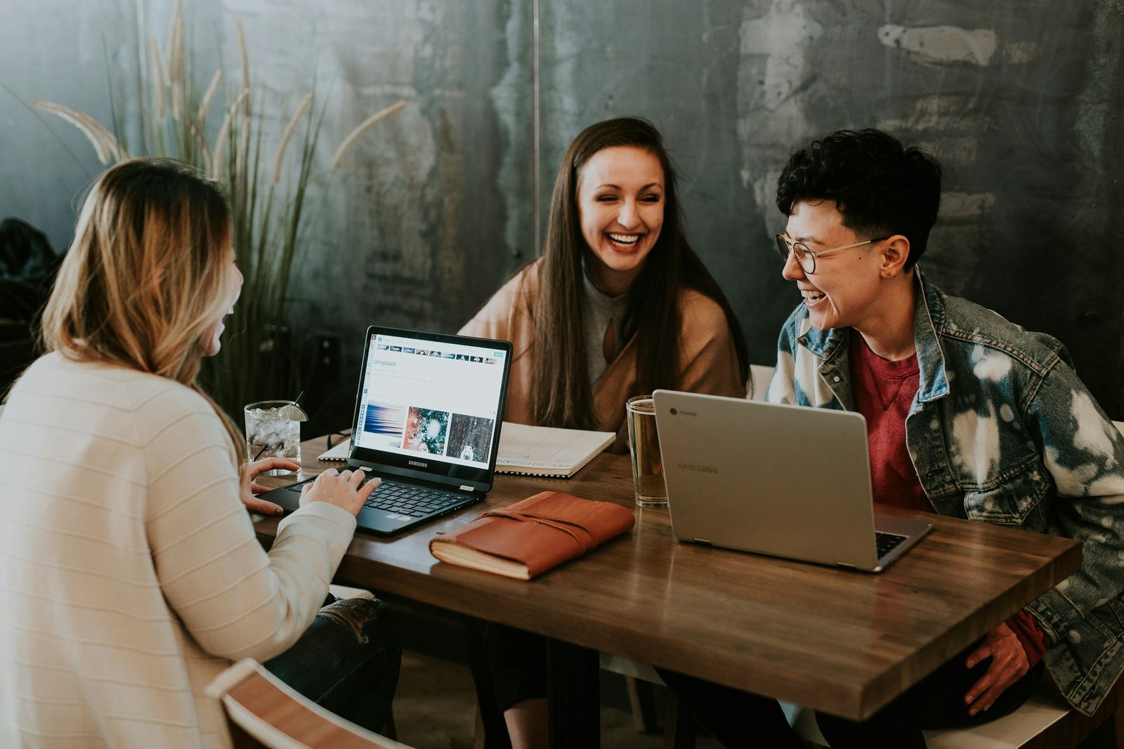 WifiSpot Wi-Fi ağına bağlı çalışan bir kafe sahnesi